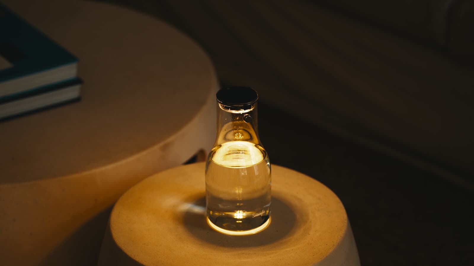 Sonnenglas Lichtkaraffe in a lifestyle setting